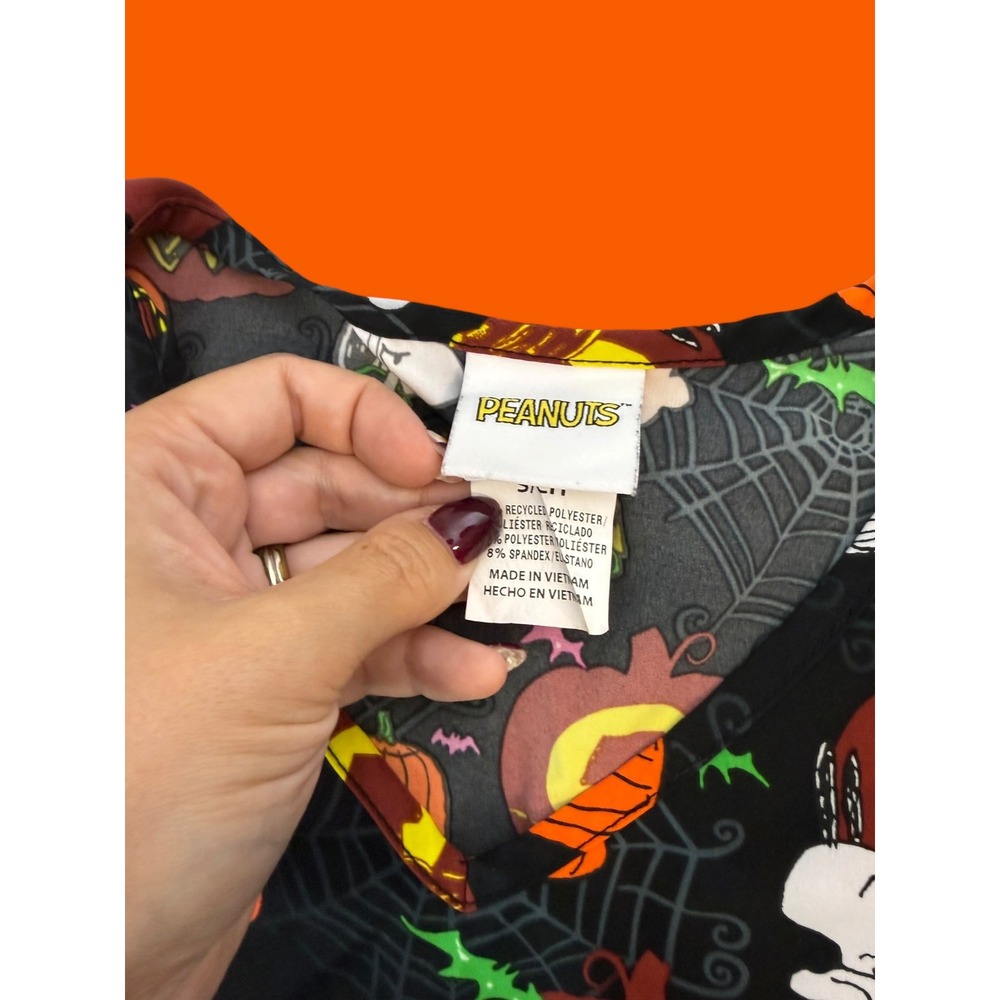 Peanuts Halloween Scrub Top Snoopy Charlie Brown Pumpkins Black V-Neck Small - Picture 6 of 8